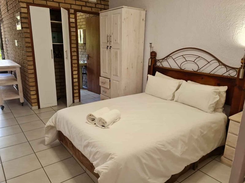 gorgeous 4 Sleeper bachelors' apartment - Photo 9