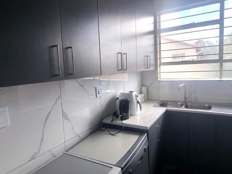 This lock up and go upstairs Modern unit is up for grabs in a lovely quiet security complex - Photo 8