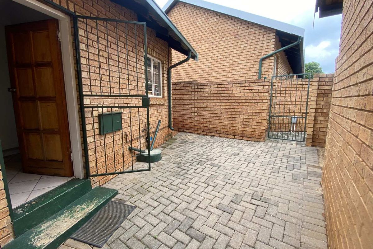 2 Bedroom Townhouse in Highveld Estate. - Photo 5