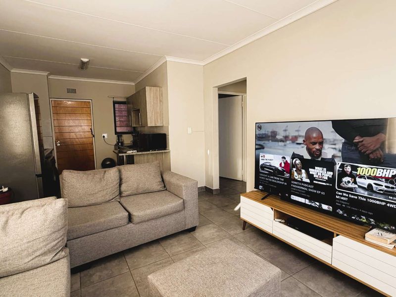 Spacious Two-Bedroom Apartment in Cussonia Central Complex - Photo 3