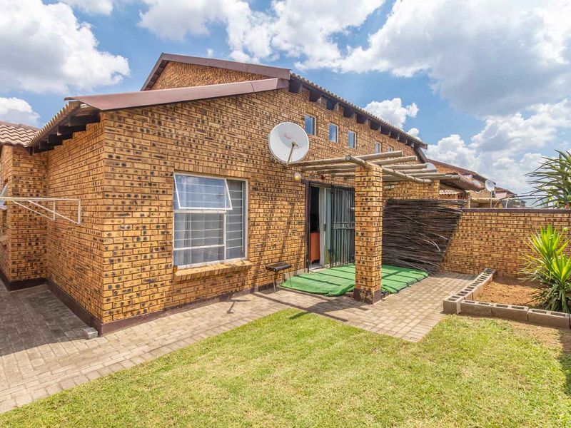 Your Dream Family Home with Private Garden for Pets! - Photo 2