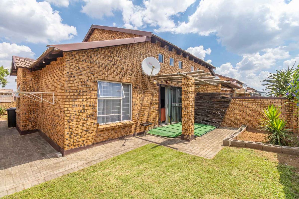 Your Dream Family Home with Private Garden for Pets! - Photo 2