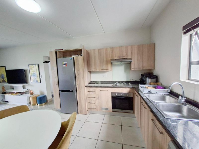 Lovely 2 bed, 1 bath 2nd floor apartment for sale in Eden, Sandton - Photo 2