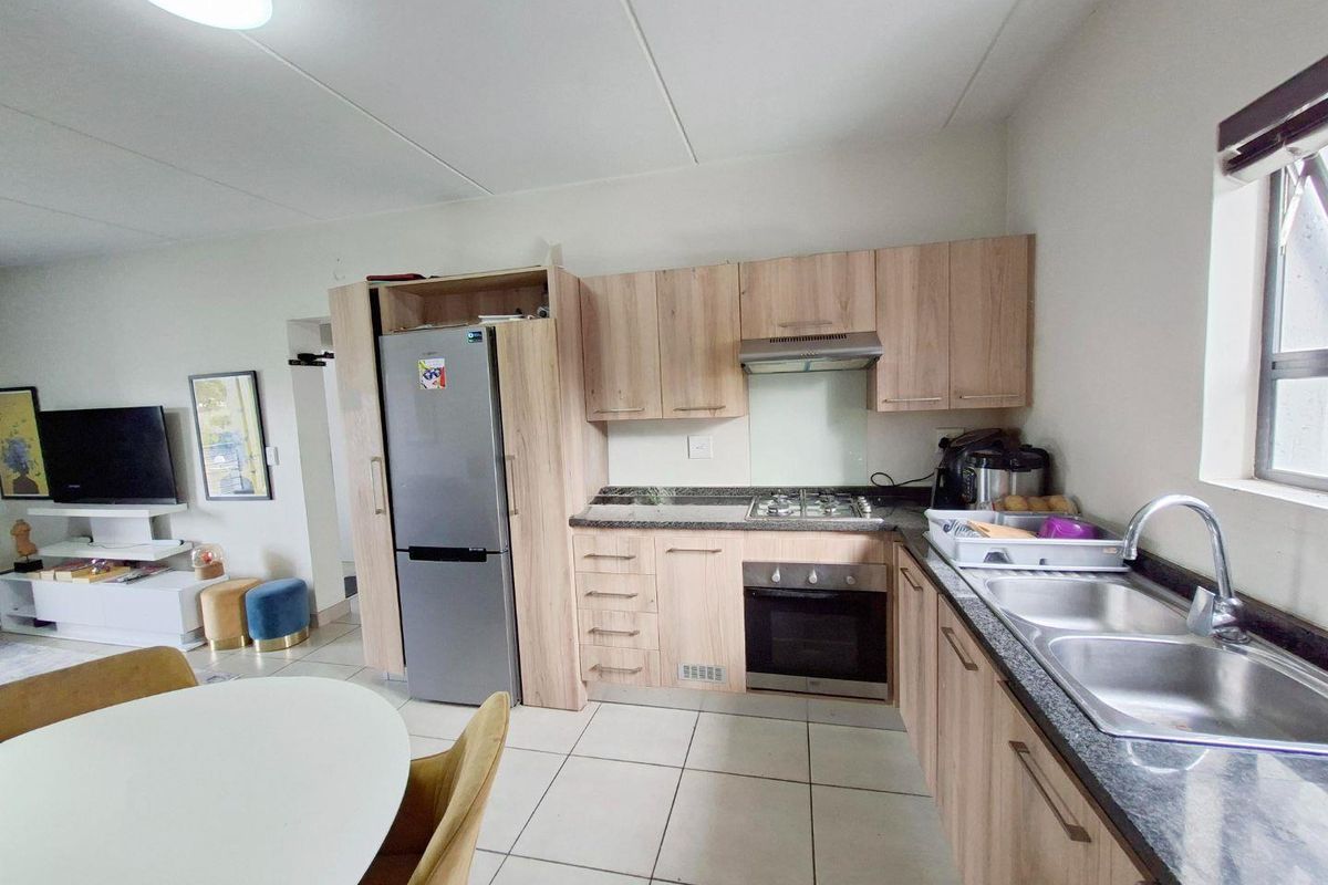 Lovely 2 bed, 1 bath 2nd floor apartment for sale in Eden, Sandton - Photo 2