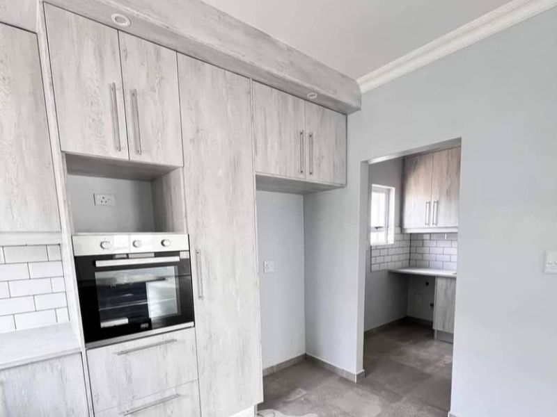 3 BEDROOM HOUSE IN MILE 4 EXT 1, FOR SALE - Photo 6