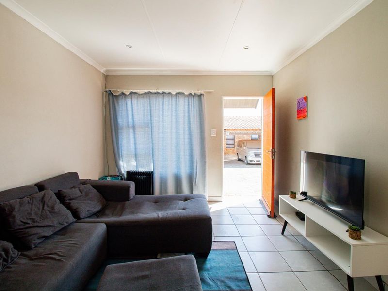 Charming Two-Bedroom Home with Modern Open Plan Living! - Photo 2