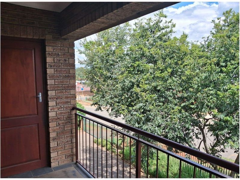 Large two bedroom apartment in Howick Central - Photo 2