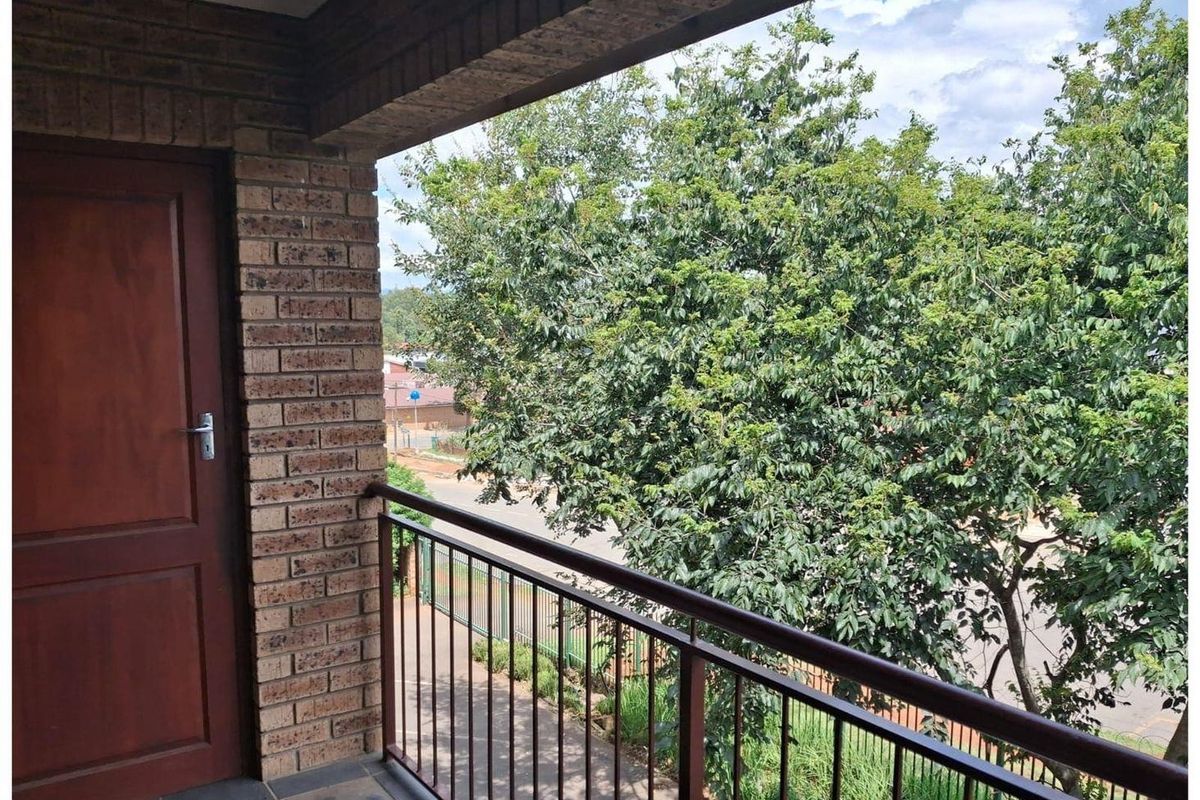 Large two bedroom apartment in Howick Central - Photo 2