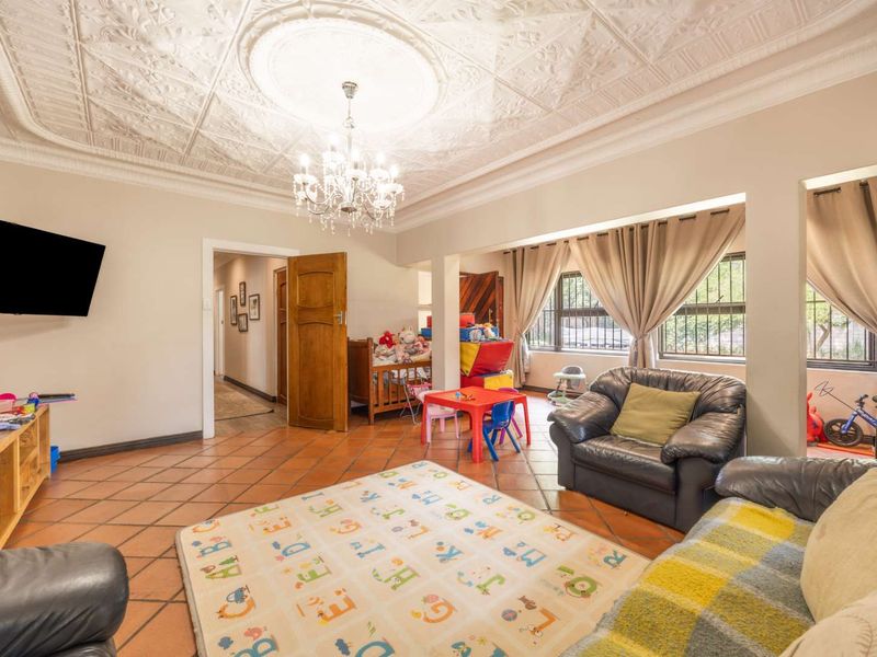 Beautifully Renovated Family Home in Waterkloof — R4,400,000 - Photo 3