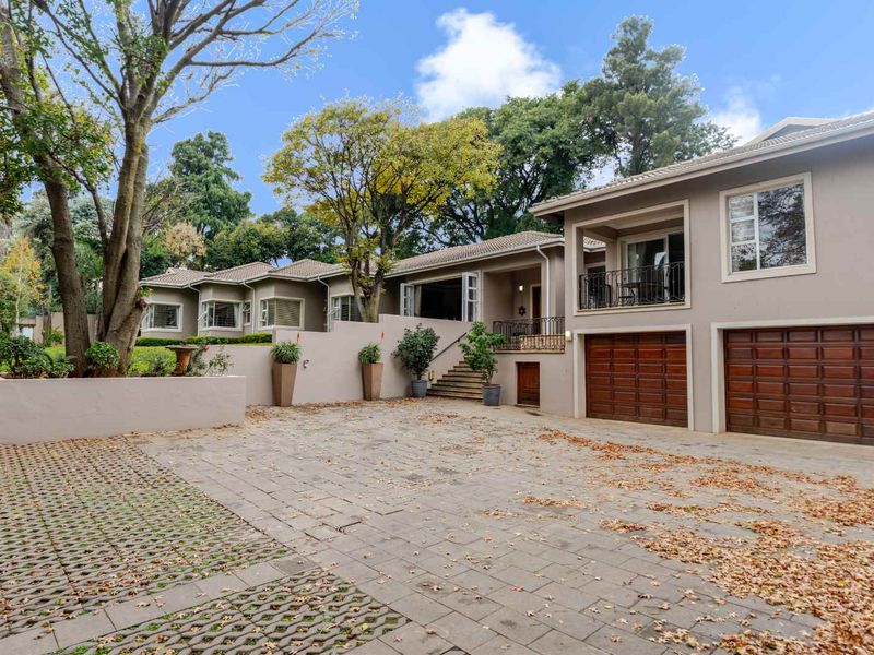 A Large Luxurious  4-Bedroom Residence with Exceptional Space and Versatility in Upper Bedfordview - Photo 1