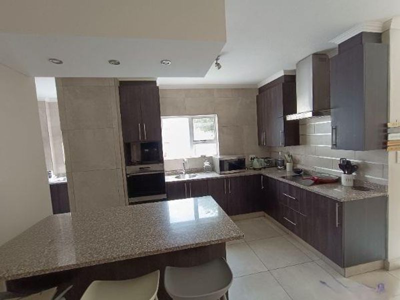 THATCHFIELD SECURITY ESTATE - 4 BEDROOM HOUSE WITH A SWIMMING POOL - Photo 9