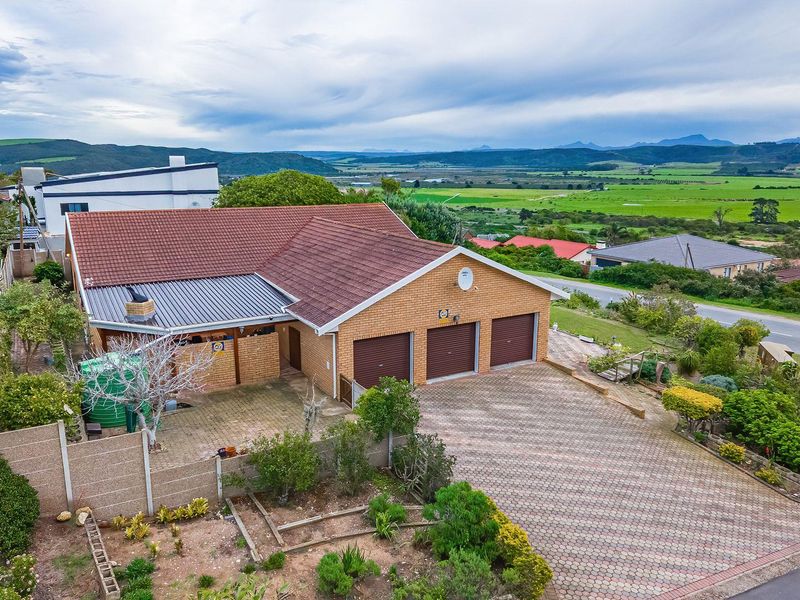 Spacious 3 Bedroom house in Fraaiuitsig on the Garden Route - Photo 2