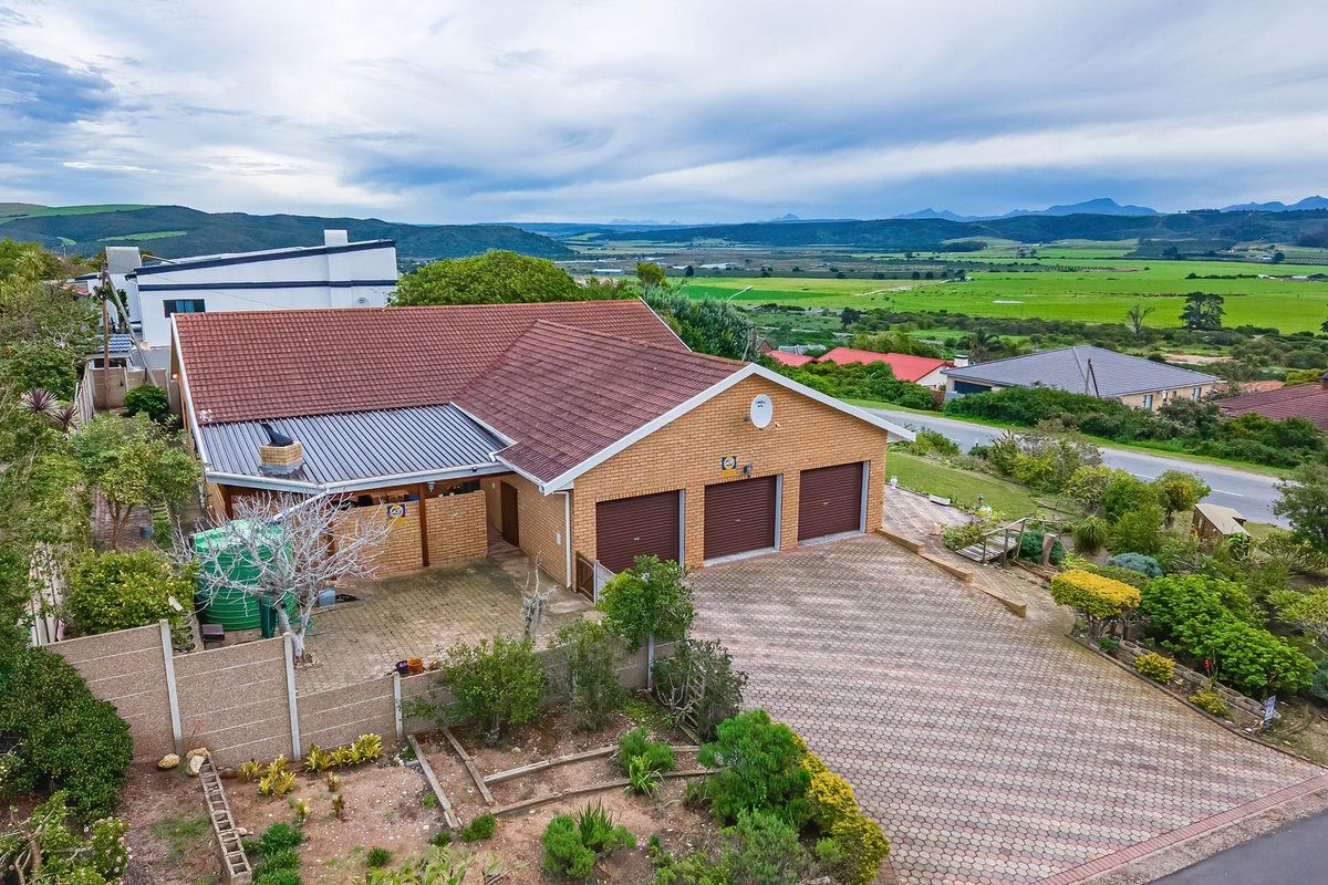 Spacious 3 Bedroom house in Fraaiuitsig on the Garden Route - Photo 2