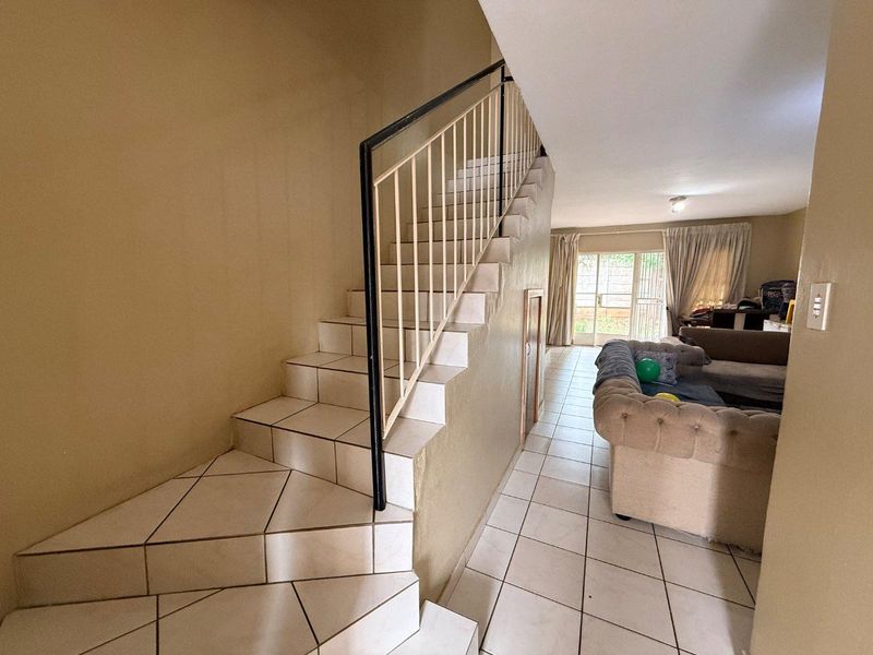 Charming 2-Bedroom Duplex with Balcony, Fireplace & Private Garden - Photo 9