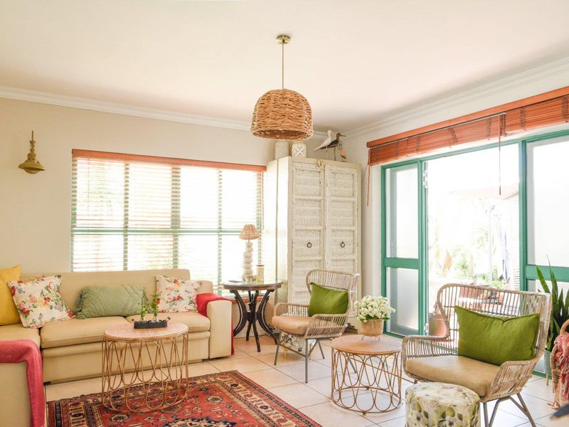 Exquisite and charming home with a beautiful garden in the always popular Kingshaven Estate - Photo 5