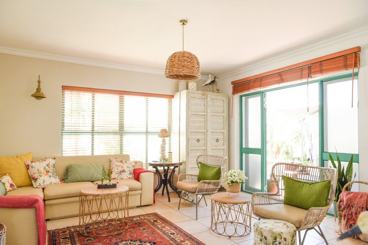 Exquisite and charming home with a beautiful garden in the always popular Kingshaven Estate - Photo 5