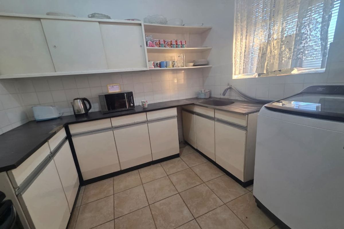 Spacious 2-Bedroom Apartment in Prime Horizon View Location - Photo 5