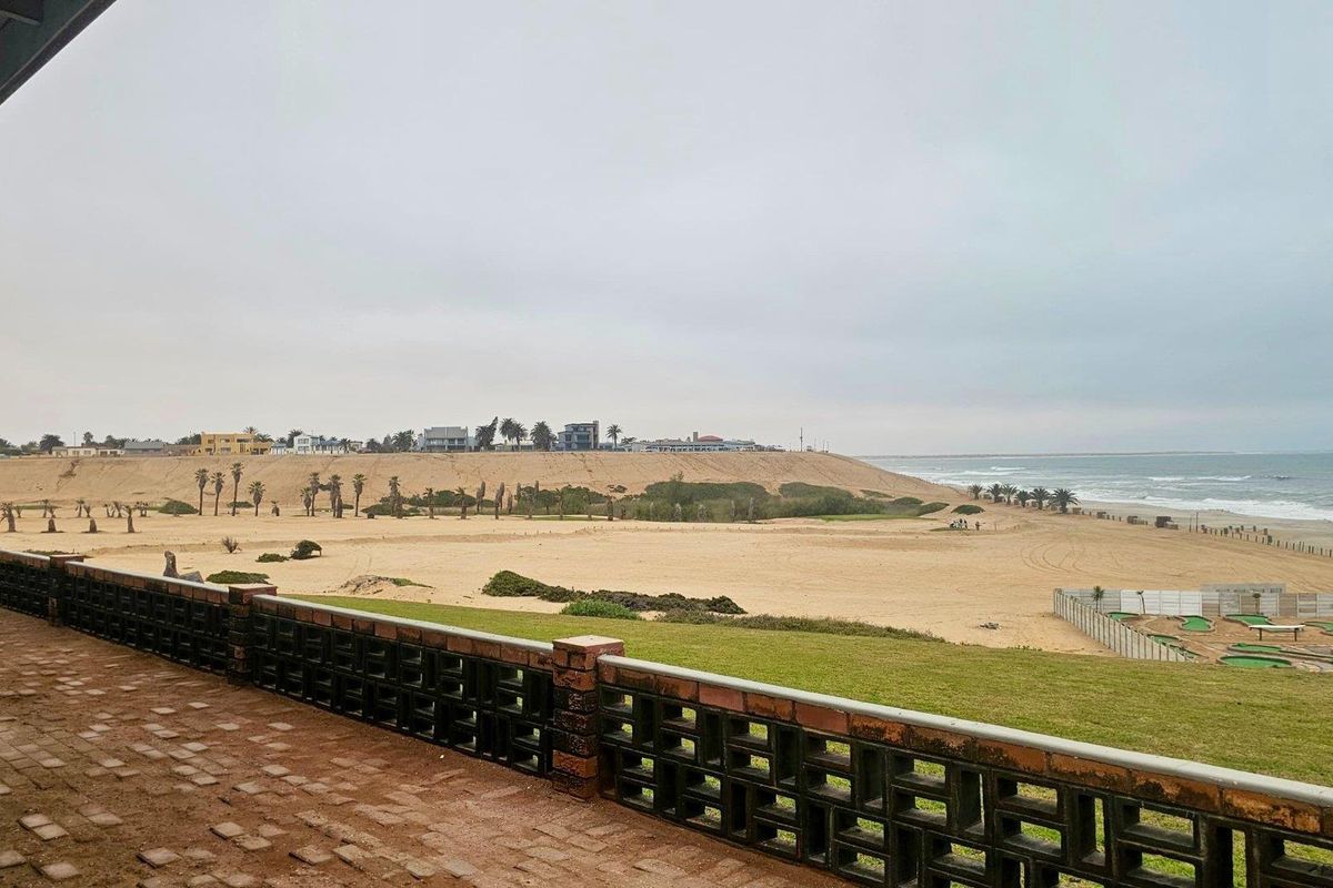 Spacious 7-Bedroom Sea-Facing Home in Henties Bay – Ideal for Bigger Families - Photo 2