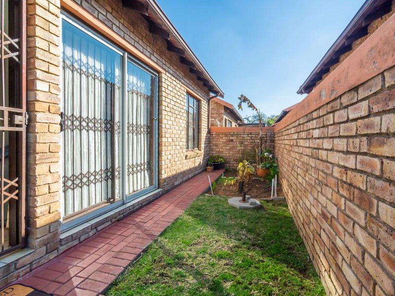 Don't miss this opportunity to own this well kept Townhouse - Photo 10