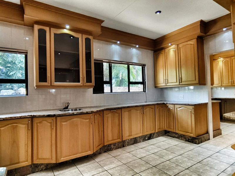 Stunning Spacious Facebrick Beauty - Photo 5