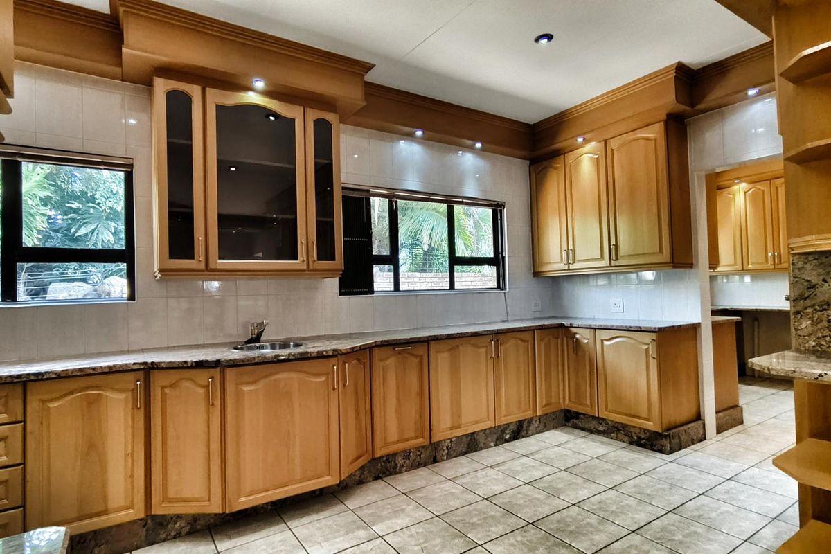 Stunning Spacious Facebrick Beauty - Photo 5