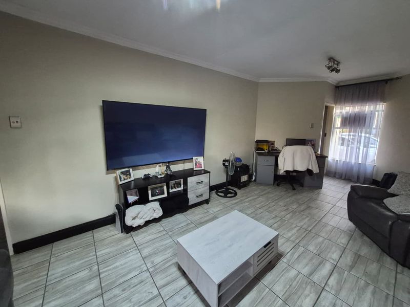 3-Bedroom Haven with a Private Garden Available 1 July 2026 - Photo 2