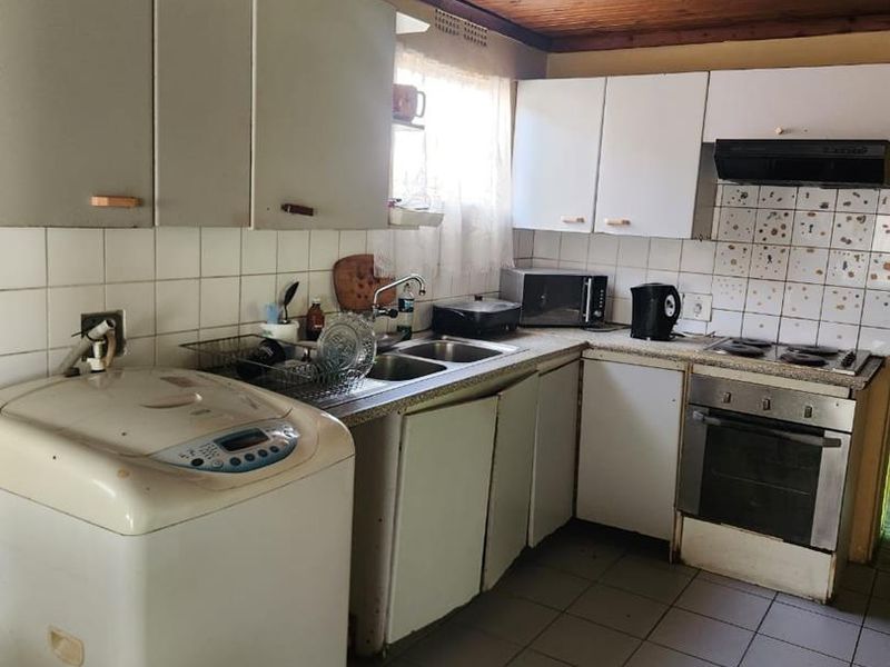 Charming 3-Bedroom Home for Sale in B Section, Khayelitsha - Photo 8