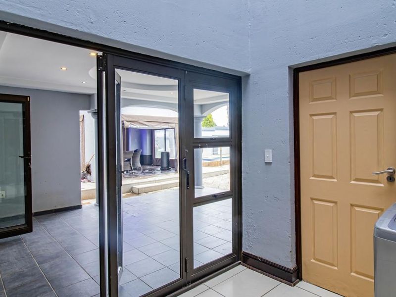 AN EXQUISITE HOMW THAT WILL TAE YOUR BREATH AWAY!!! - Photo 5