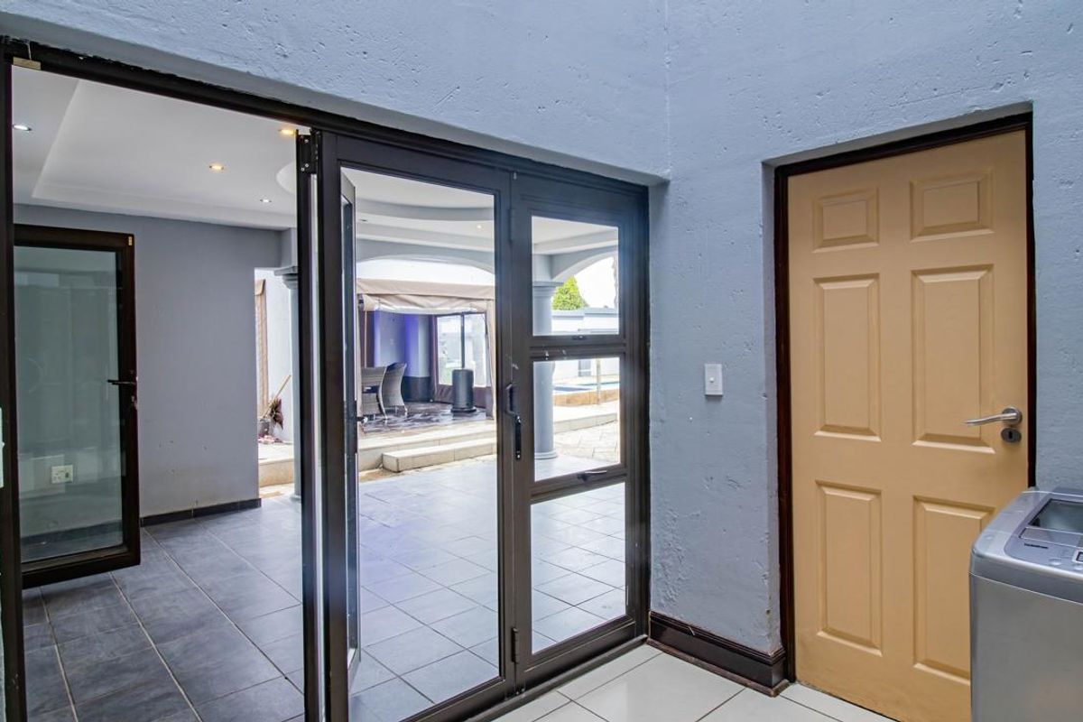 AN EXQUISITE HOME THAT WILL TAKE YOUR BREATH AWAY!!! - Photo 5