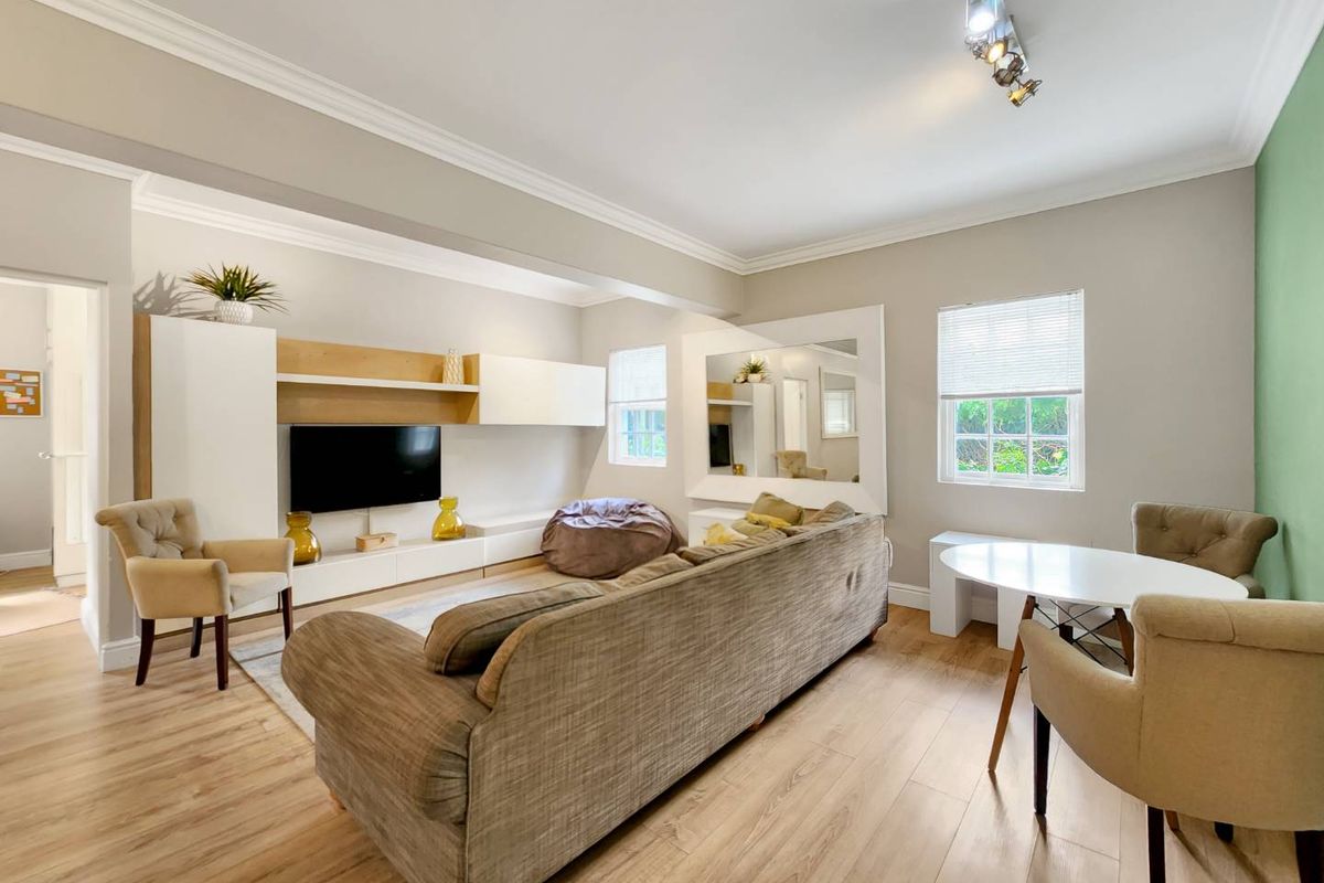 Stylish 2-Bed, 2-Bath Apartment - Photo 2