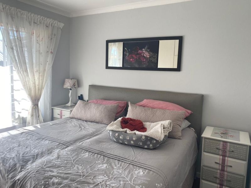 2 Bedroom with Private Garden and Covered Parking - Photo 3