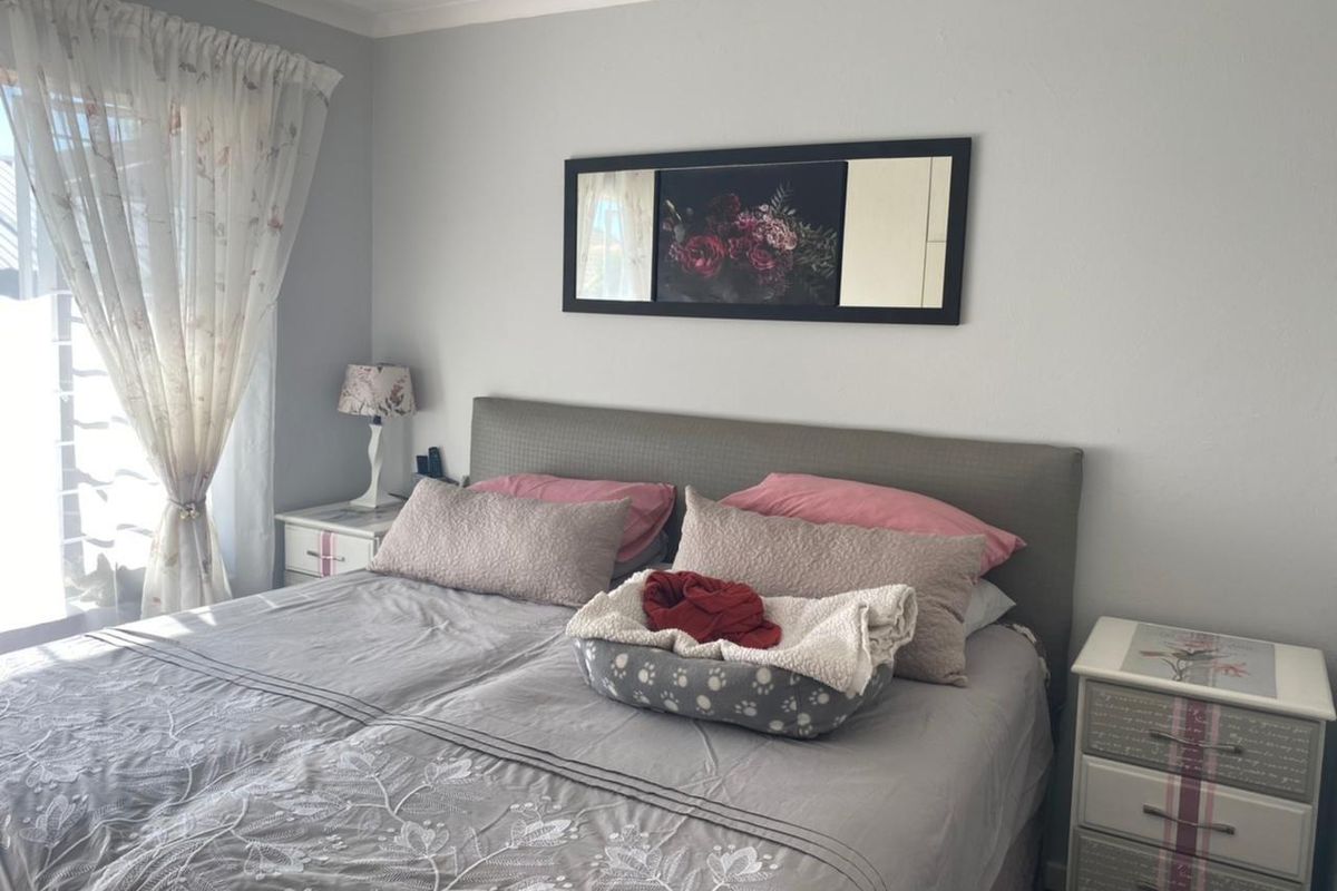 2 Bedroom with Private Garden and Covered Parking - Photo 3