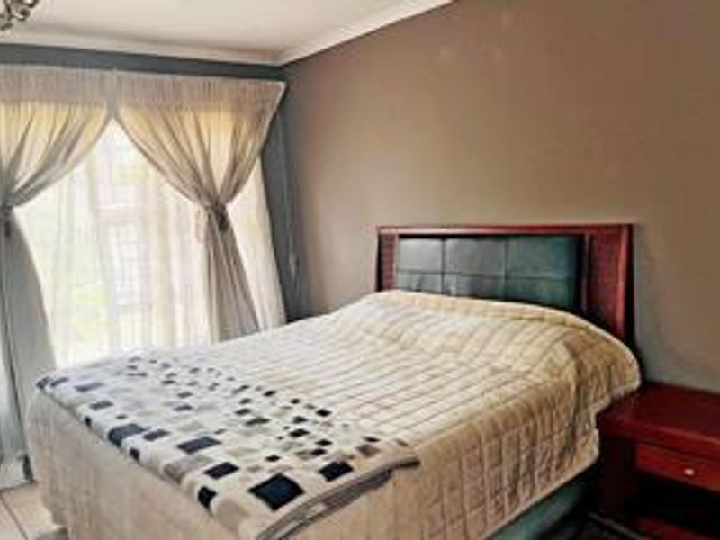 An Immaculate Complex House in a Quiet Sought Suburb in Van Reibeeck Park. - Photo 9