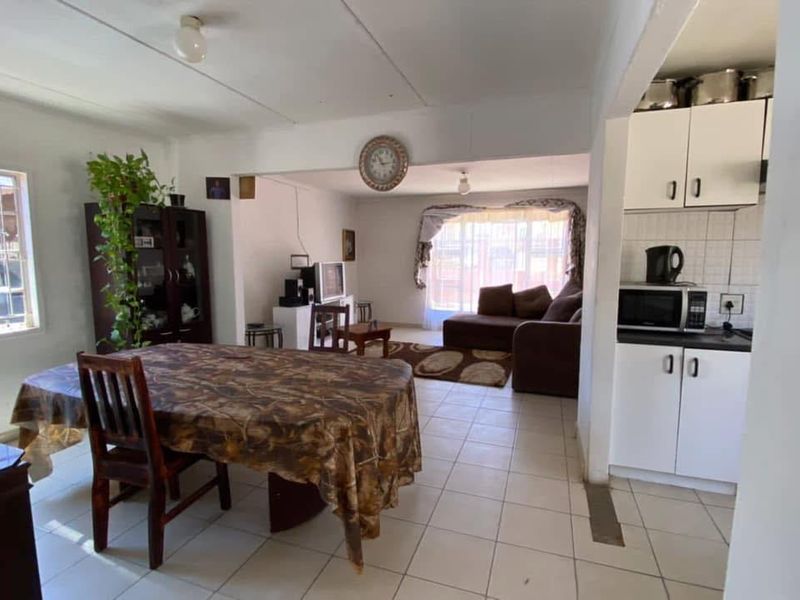 Income generating home. - Photo 3