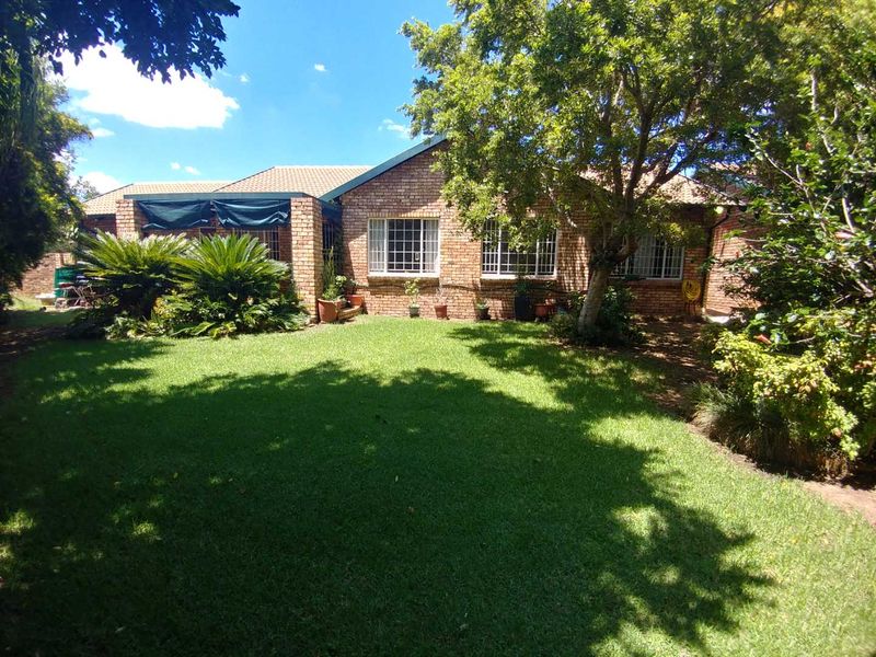 PERFECT 3 BED 2 BATH 2 GARAGE - Photo 2