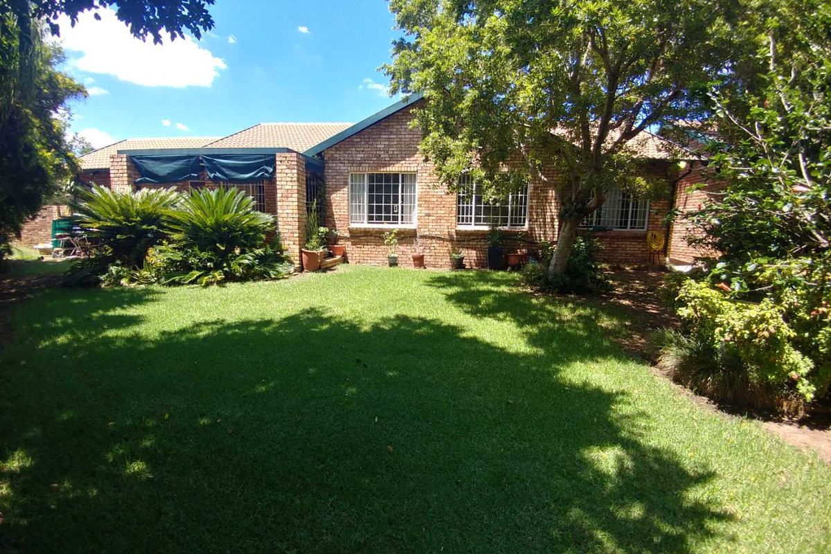 PERFECT 3 BED 2 BATH 2 GARAGE - Photo 2