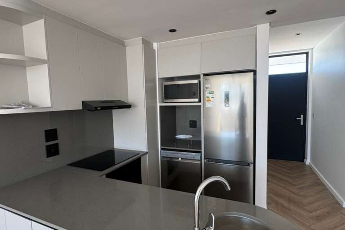 Brand New 2 Bedroom, 2 Bathroom Apartment, Semi-Furnished & move in ready! - Photo 5