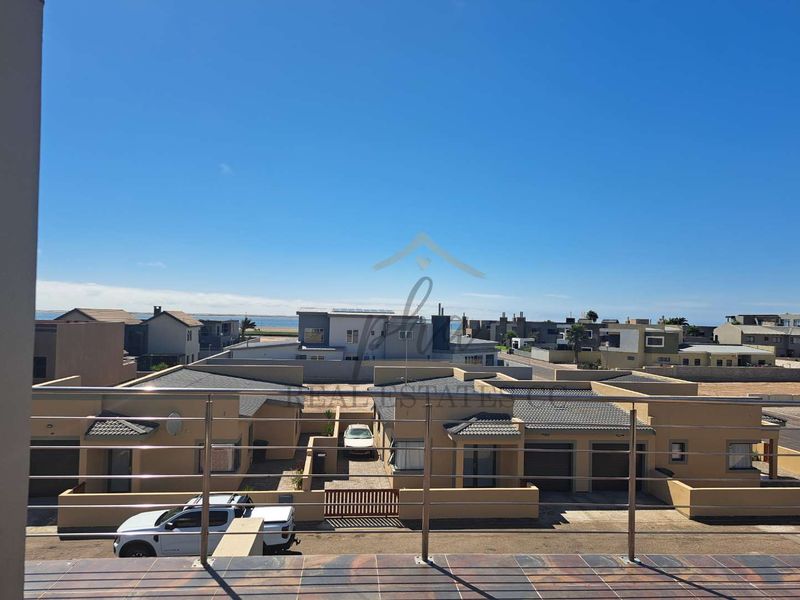 Luxurious 3-Bedroom Home with exquisite finishes in prime Meersig Area selling for N$4.9 mil - Photo 3