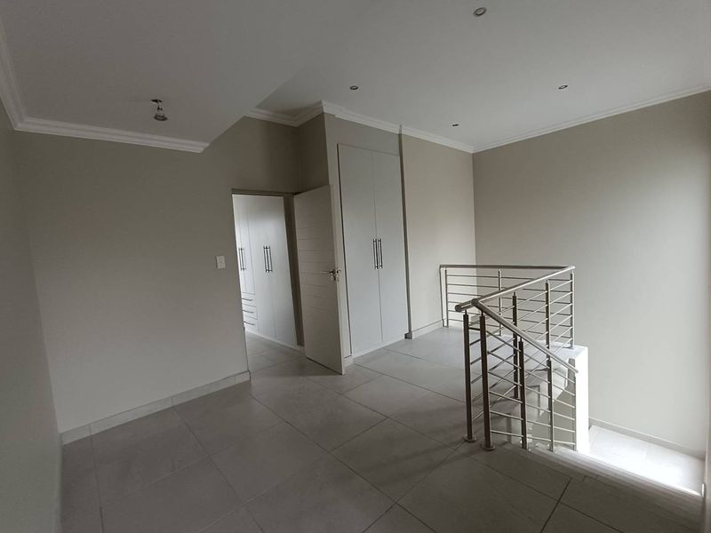 THATCHFIELD SECURITY ESTATE - 5 BEDROOMS - 4.5 BATHROOMS - Photo 10