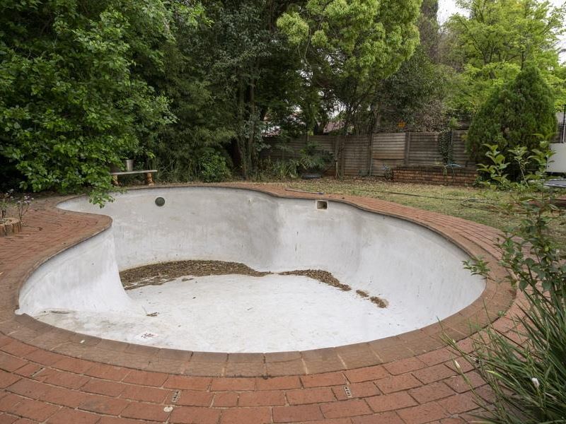 SPACIOUS FAMILY HOME WITH BONUS BACHELOR FLAT - Photo 10