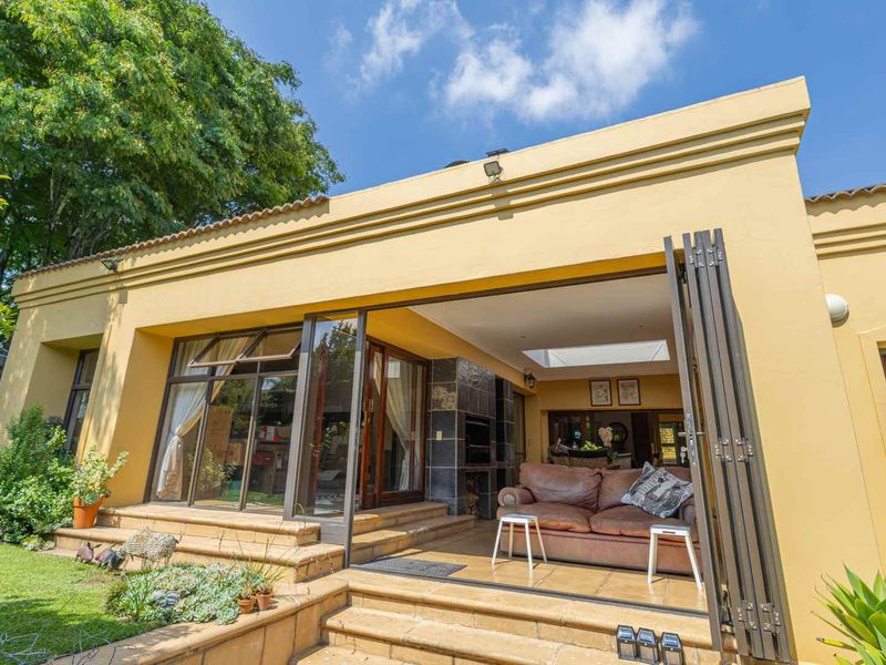 Stylish 3 Bedroom Home Offering Refined Estate Living - Photo 3