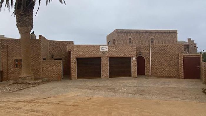 Property #2205176, House For Sale in Henties Bay Central