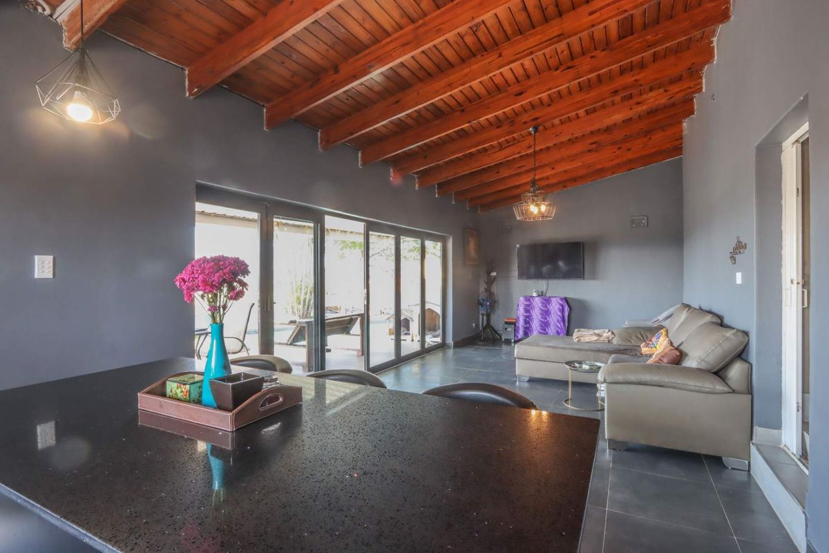 Modern Split-Level Family Home with Poolside Entertaining & Immaculate Finishes! - Photo 4