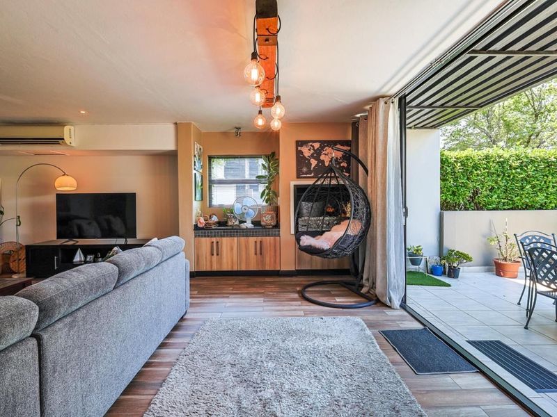 Modern 2 Bedroom Townhouse in Sought-After Lombardy Estate - Photo 9