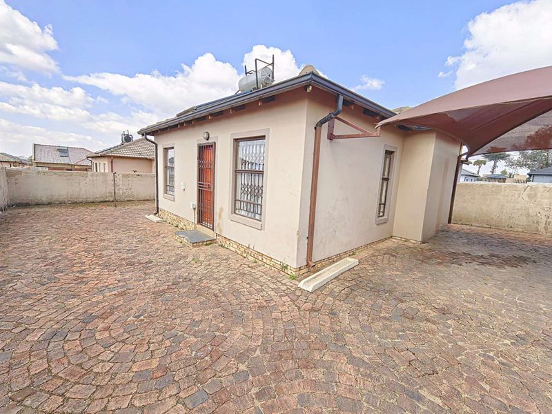Charming 2-Bedroom Home – Perfect for First-Time Buyers - Photo 2