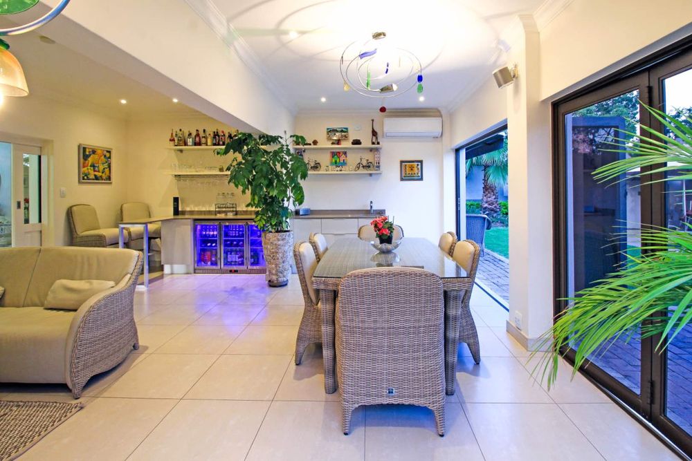 Entertainment Dining