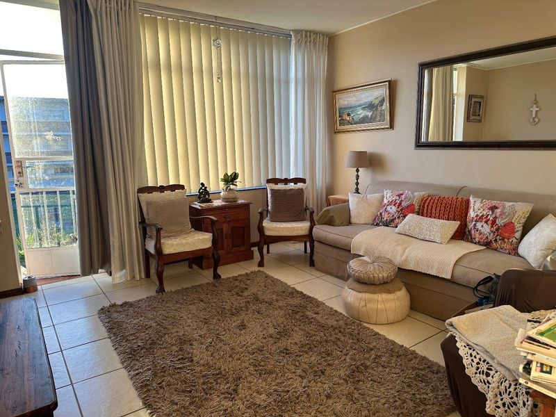 Spacious Centrally Located Apartment In Chrismar - Photo 9