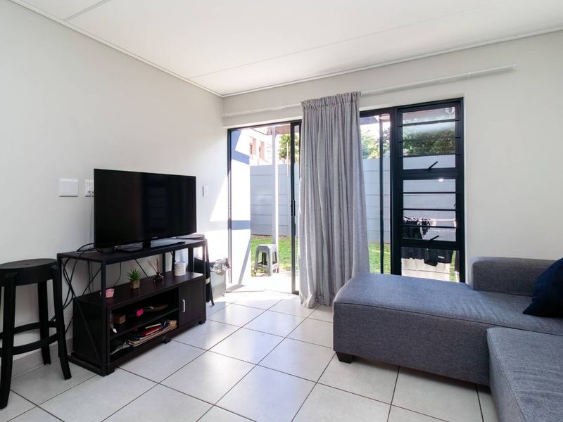 Modern ground-floor apartment with private garden in prime Bellville location. - Photo 8