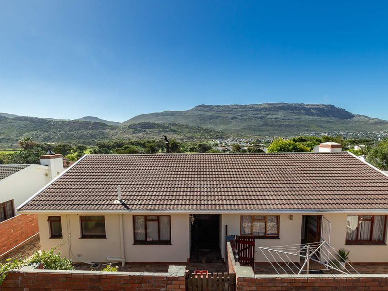 SPACIOUS & BRIGHT MOUNTAINSIDE FAMILY HOME WITH VALLEY VIEWS - Photo 1