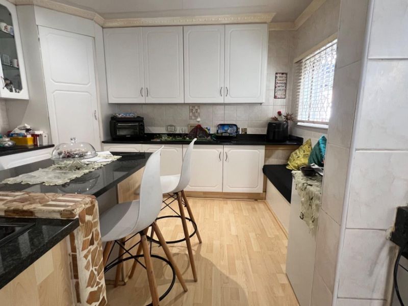Family Living Made Easy: 4 Beds, 2 Baths, Plus Play Area - Photo 6